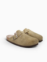 Zueco Genuins Riva  de piel serraje color kaki con planta anatómica de caucho corcho y hebilla ajustable metálica para mujer en vista lateral doble.